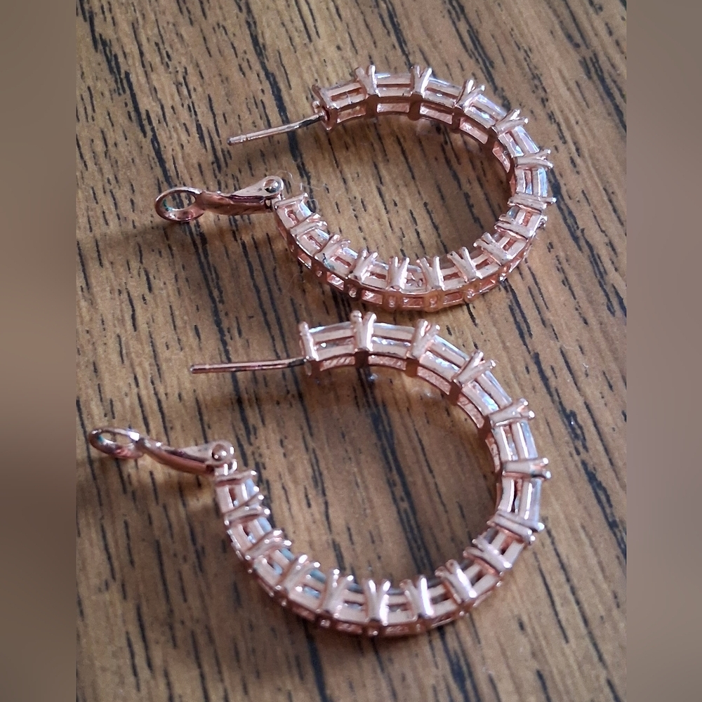 Elegant Rose Gold And Crystal Hoop Earrings EUC - Picture 10 of 11